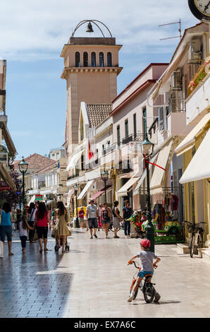 Gli amanti dello shopping e ai turisti shopping a Argostoli Kefalonia in Grecia. Foto Stock