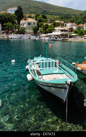 Barche di legno ormeggiate fino a Frikes Ithaca Grecia Foto Stock