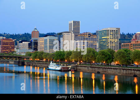 Skyline di Portland e il fiume Willamette, Portland, Oregon, Stati Uniti d'America Foto Stock