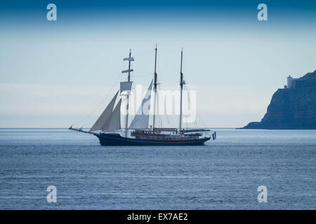 A Tall Ship tra costa North Antrim e isola di Rathlin N Irlanda Foto Stock