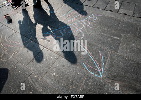 Exeter Devon, Regno Unito. 8 Luglio, 2015. Vodaphone pagare le tasse è disegnata sul marciapiede durante la Exeter Bilancio azione giorno #AusterityKills in Exeter City Centre nel luglio 8th, 2015 in Bedford Square, Exeter, UK Credit: Clive Chilvers/Alamy Live News Foto Stock