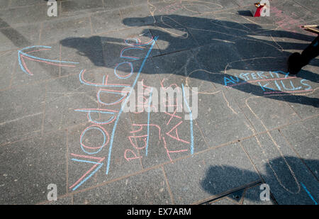 Exeter Devon, Regno Unito. 8 Luglio, 2015. Vodaphone pagare le tasse in ombra durante la Exeter Bilancio azione giorno #AusterityKills in Exeter City Centre nel luglio 8th, 2015 in Bedford Square, Exeter, UK Credit: Clive Chilvers/Alamy Live News Foto Stock