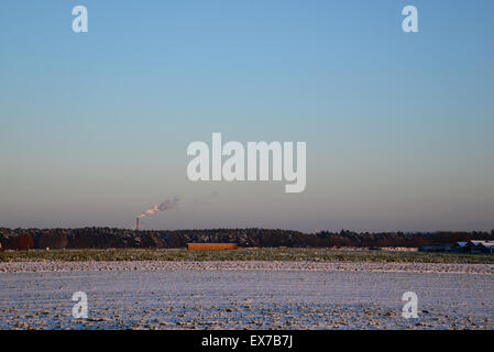 Il fumo proveniente da un camino - inverno Foto Stock