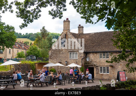 Per coloro che godono di una bevanda al di fuori del George pub in Bathampton, bagno, Somerset, Regno Unito Foto Stock