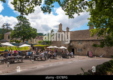 Per coloro che godono di una bevanda al di fuori del George pub in Bathampton, bagno, Somerset, Regno Unito Foto Stock