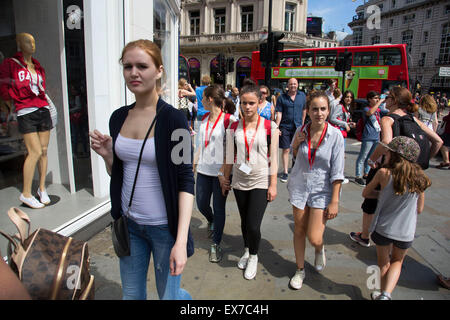 Estate a Londra, Inghilterra, Regno Unito. Turismo hot spot di Piccadilly Circus spazio pubblico nel West End di Londra. Costruito nel 1819 per collegare Regent Street e Piccadilly. Questo è noto come uno di Londra più famosi e dove i turisti si riuniscono nel loro migliaia soprattutto nelle giornate di sole. Foto Stock