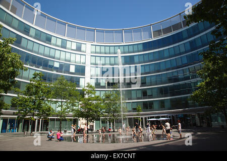 Polonia - Varsavia, Plac Marszalka Jozefa, Fontane nel centro del moderno edificio metropolitano. Foto Stock