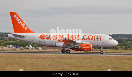 EasyJet Airbus A319 G-EZFU decollo dall aeroporto London-Luton LTN Foto Stock