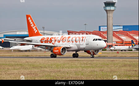 EasyJet Airbus A319 G-EZNC decollo dall aeroporto London-Luton LTN Foto Stock