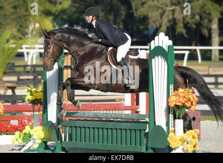 Gioventù Femminile rider in show jumping concorrenza Foto Stock