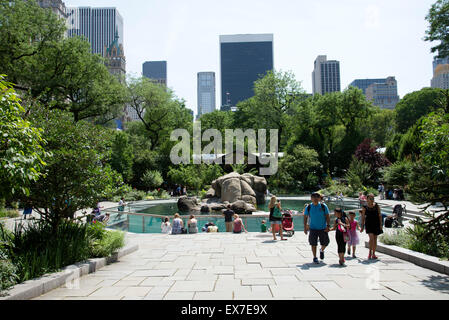 I visitatori attorno ai leoni di mare area a Central Park Zoo Manhattan New York STATI UNITI D'AMERICA Foto Stock