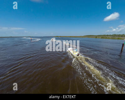 Imbarcazione da diporto il traffico sul Fiume Steinhatchee, Steimnhatchee, FL Foto Stock