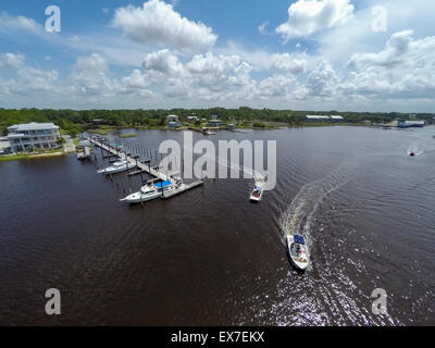 Imbarcazione da diporto il traffico sul Fiume Steinhatchee, Steimnhatchee, FL Foto Stock