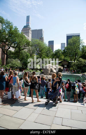 I visitatori attorno ai leoni di mare area a Central Park Zoo Manhattan New York STATI UNITI D'AMERICA Foto Stock