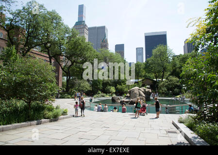 I visitatori attorno ai leoni di mare area a Central Park Zoo Manhattan New York STATI UNITI D'AMERICA Foto Stock