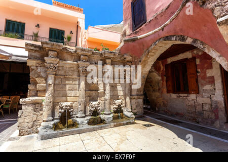 La città vecchia di Rethymnon è rimasta di una fontana veneziana Rimondi costruita nel 1626, Rethymno, Creta, Grecia Foto Stock