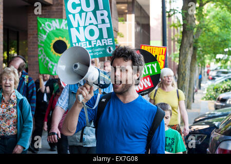 Milton Keynes, Buckinghamshire, UK. 08 Luglio, 2015. Anti-tagli manifestanti marzo contro George Osborne conservatore del bilancio annunciato in precedenza durante la giornata. La manifestazione è stata organizzata da Milton Keynes contro i tagli/Milton Keynes Assemblea dei popoli. Credito: David Isaacson/Alamy Live News Foto Stock