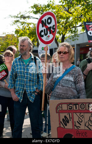 Milton Keynes, Buckinghamshire, UK. 08 Luglio, 2015. Anti-tagli manifestanti marzo contro George Osborne conservatore del bilancio annunciato in precedenza durante la giornata. La manifestazione è stata organizzata da Milton Keynes contro i tagli/Milton Keynes Assemblea dei popoli. Credito: David Isaacson/Alamy Live News Foto Stock