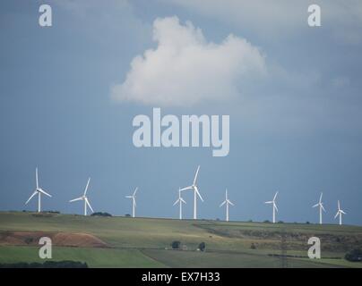 Turbine eoliche nel paesaggio di Pennines, Inghilterra settentrionale, Regno Unito che generano energia rinnovabile. Foto Stock