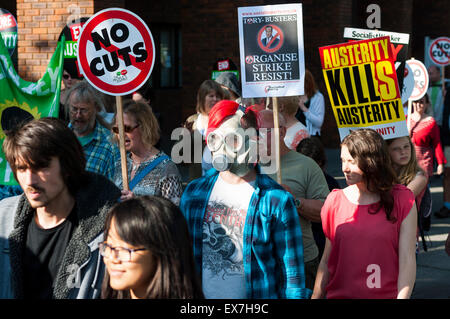 Milton Keynes, Buckinghamshire, UK. 08 Luglio, 2015. Anti-tagli manifestanti marzo contro George Osborne conservatore del bilancio annunciato in precedenza durante la giornata. La manifestazione è stata organizzata da Milton Keynes contro i tagli/Milton Keynes Assemblea dei popoli. Credito: David Isaacson/Alamy Live News Foto Stock