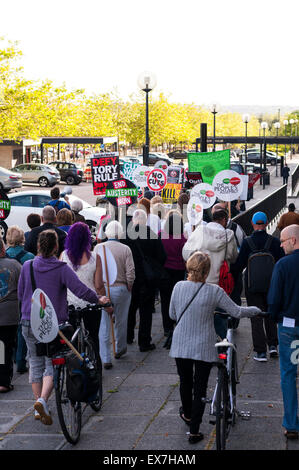 Milton Keynes, Buckinghamshire, UK. 08 Luglio, 2015. Anti-tagli manifestanti marzo contro George Osborne conservatore del bilancio annunciato in precedenza durante la giornata. La manifestazione è stata organizzata da Milton Keynes contro i tagli/Milton Keynes Assemblea dei popoli. Credito: David Isaacson/Alamy Live News Foto Stock