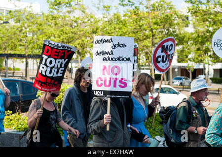 Milton Keynes, Buckinghamshire, UK. 08 Luglio, 2015. Anti-tagli manifestanti marzo contro George Osborne conservatore del bilancio annunciato in precedenza durante la giornata. La manifestazione è stata organizzata da Milton Keynes contro i tagli/Milton Keynes Assemblea dei popoli. Credito: David Isaacson/Alamy Live News Foto Stock