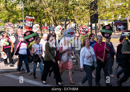 Milton Keynes, Buckinghamshire, UK. 08 Luglio, 2015. Anti-tagli manifestanti marzo contro George Osborne conservatore del bilancio annunciato in precedenza durante la giornata. La manifestazione è stata organizzata da Milton Keynes contro i tagli/Milton Keynes Assemblea dei popoli. Credito: David Isaacson/Alamy Live News Foto Stock