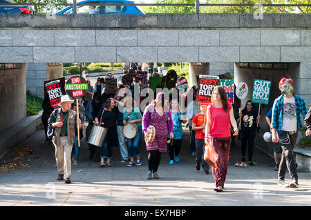 Milton Keynes, Buckinghamshire, UK. 08 Luglio, 2015. Anti-tagli manifestanti marzo contro George Osborne conservatore del bilancio annunciato in precedenza durante la giornata. La manifestazione è stata organizzata da Milton Keynes contro i tagli/Milton Keynes Assemblea dei popoli. Credito: David Isaacson/Alamy Live News Foto Stock