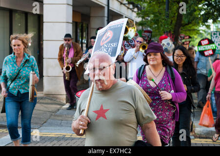 Milton Keynes, Buckinghamshire, UK. 08 Luglio, 2015. Anti-tagli manifestanti marzo contro George Osborne conservatore del bilancio annunciato in precedenza durante la giornata. La manifestazione è stata organizzata da Milton Keynes contro i tagli/Milton Keynes Assemblea dei popoli. Credito: David Isaacson/Alamy Live News Foto Stock