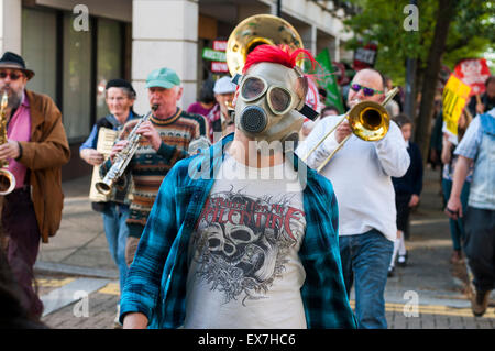 Milton Keynes, Buckinghamshire, UK. 08 Luglio, 2015. Anti-tagli manifestanti marzo contro George Osborne conservatore del bilancio annunciato in precedenza durante la giornata. La manifestazione è stata organizzata da Milton Keynes contro i tagli/Milton Keynes Assemblea dei popoli. Credito: David Isaacson/Alamy Live News Foto Stock