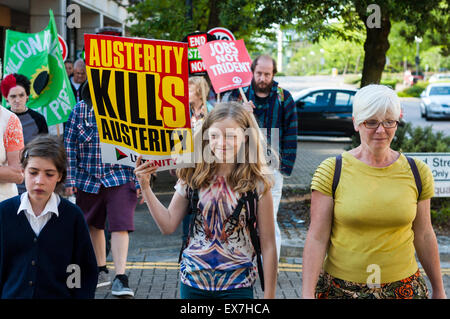 Milton Keynes, Buckinghamshire, UK. 08 Luglio, 2015. Anti-tagli manifestanti marzo contro George Osborne conservatore del bilancio annunciato in precedenza durante la giornata. La manifestazione è stata organizzata da Milton Keynes contro i tagli/Milton Keynes Assemblea dei popoli. Credito: David Isaacson/Alamy Live News Foto Stock
