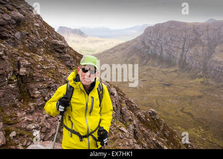 Un viandante sul Ben Mor Coigach, guardando verso Stac Pollaidh vicino a Ullapool, Scotland, Regno Unito. Foto Stock