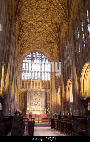 Il medievale magnifico interno di Sherborne Abbey guardando verso l altare maggiore e la grande finestra orientale. Il Dorset, Inghilterra. Foto Stock