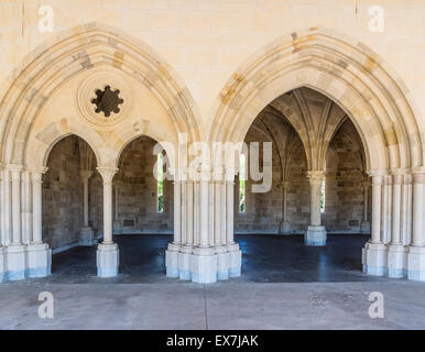 Il Gotico arcuata delle aperture in corrispondenza del capitolo monastico casa dell'Abbazia di Chiaravalle nuova che viene ripristinata in Vina, CA, Stati Uniti d'America. Foto Stock