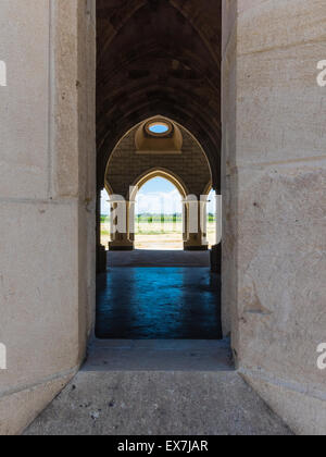 Il Gotico arcuata delle aperture in corrispondenza del capitolo monastico casa dell'Abbazia di Chiaravalle nuova che viene ripristinata in Vina, CA, Stati Uniti d'America. Foto Stock