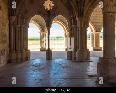 Il Gotico arcuata delle aperture in corrispondenza del capitolo monastico casa dell'Abbazia di Chiaravalle nuova che viene ripristinata in Vina, CA, Stati Uniti d'America. Foto Stock