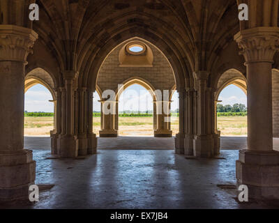 Il Gotico arcuata delle aperture in corrispondenza del capitolo monastico casa dell'Abbazia di Chiaravalle nuova che viene ripristinata in Vina, CA, Stati Uniti d'America. Foto Stock