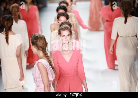 Berlino, Germania. 08 Luglio, 2015. Modelli presente raccolta di MINX da Eva Lutz durante la Mercedes-Benz della settimana della moda Collezione Autunno/Inverno 2015 a Berlino. Credito: Simone Kuhlmey/Pacific Press/Alamy Live News Foto Stock