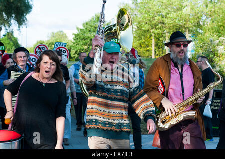 Milton Keynes, Buckinghamshire, UK. 08 Luglio, 2015. Anti-tagli manifestanti marzo contro George Osborne conservatore del bilancio annunciato in precedenza durante la giornata. La manifestazione è stata organizzata da Milton Keynes contro i tagli/Milton Keynes Assemblea dei popoli. Credito: David Isaacson/Alamy Live News Foto Stock