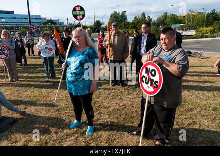 Milton Keynes, Buckinghamshire, UK. 08 Luglio, 2015. Anti-tagli manifestanti marzo contro George Osborne conservatore del bilancio annunciato in precedenza durante la giornata. La manifestazione è stata organizzata da Milton Keynes contro i tagli/Milton Keynes Assemblea dei popoli. Credito: David Isaacson/Alamy Live News Foto Stock