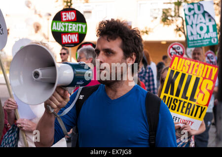 Milton Keynes, Buckinghamshire, UK. 08 Luglio, 2015. Anti-tagli manifestanti marzo contro George Osborne conservatore del bilancio annunciato in precedenza durante la giornata. La manifestazione è stata organizzata da Milton Keynes contro i tagli/Milton Keynes Assemblea dei popoli. Credito: David Isaacson/Alamy Live News Foto Stock