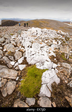 Rocce di quarzo sul vertice di Eididh nan Clach Geala, un Munro vicino a Ullapool, Scotland, Regno Unito. Foto Stock