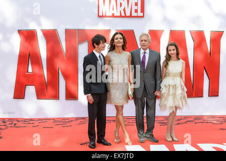 Michael Douglas arriva sul tappeto rosso per la premiere europeo di Ant-Man su 08/07/2015 di Odeon Leicester Square, Londra. Nella foto: Michael Douglas, Catherine Zeta Jones e figli Dylan e Carys. Foto di Julie Edwards/Alamy Live News Foto Stock