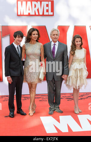 Michael Douglas arriva sul tappeto rosso per la premiere europeo di Ant-Man su 08/07/2015 di Odeon Leicester Square, Londra. Nella foto: Michael Douglas, Catherine Zeta Jones e figli Dylan e Carys. Foto di Julie Edwards/Alamy Live News Foto Stock