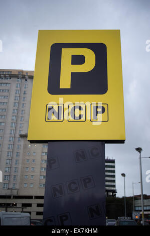 Cardiff, Galles, UK. Grande giallo parcheggio NCP segno contro un meditabondo sky. © Becky Matthews Foto Stock