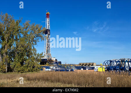 Flex attrezzatura di trivella 'Ensign Rig 24' operativo, Williston bacino. Foto Stock