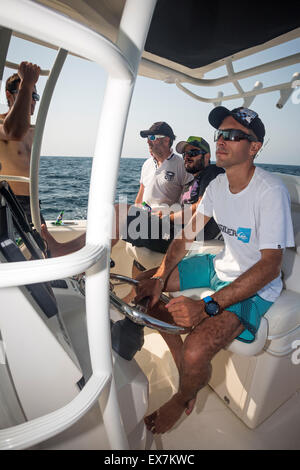 Gita in mare con gli amici. Il modello utilizzato è un Boston Whaler 320 sdegno. Foto Stock
