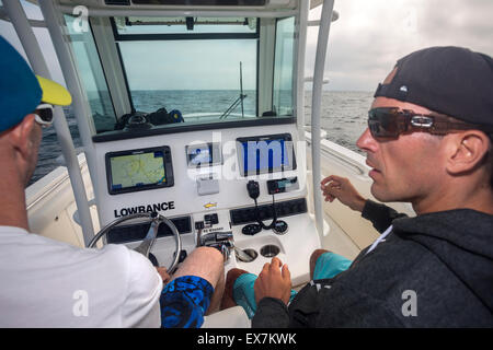 Gita in mare con gli amici. Il modello utilizzato è un Boston Whaler 320 sdegno. Foto Stock