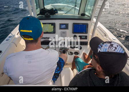 Gita in mare con gli amici. Il modello utilizzato è un Boston Whaler 320 sdegno. Foto Stock