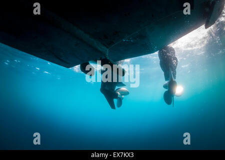 La vista al di sotto di una Boston Whaler 320 oltraggio speedboat con due suoi 300 cavalli motori fuoribordo. Foto Stock